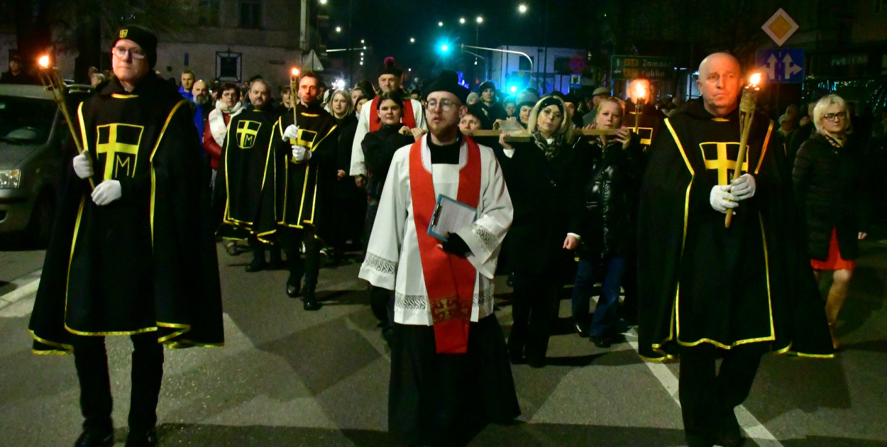 Wspólna modlitwa i śpiew. Relacja z Drogi Krzyżowej w Biłgoraju