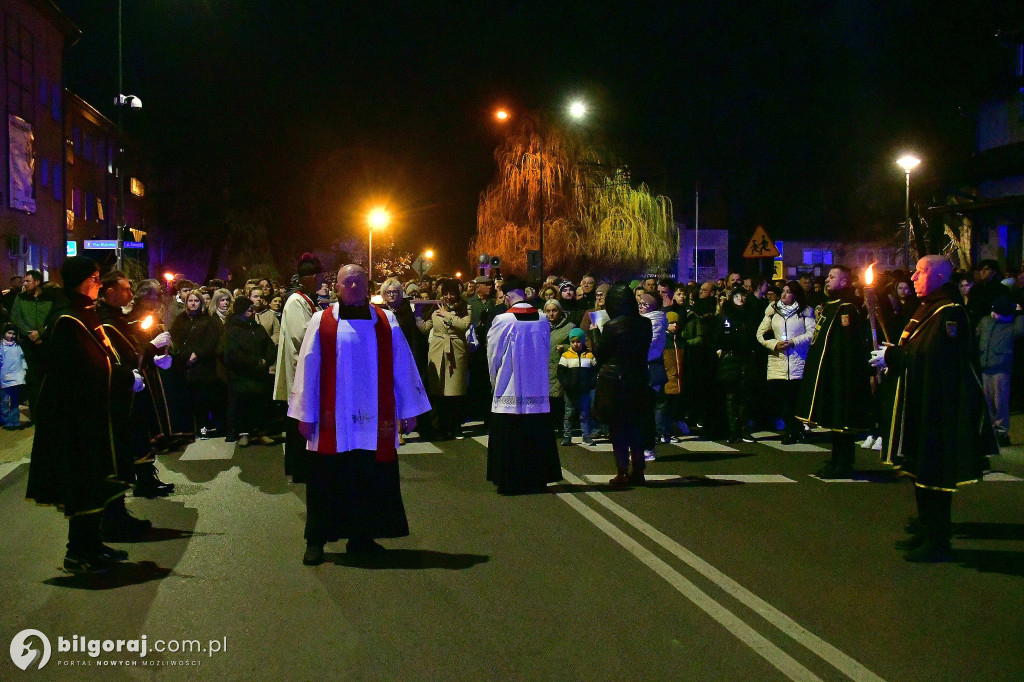 Wspólna modlitwa i śpiew. Relacja z Drogi Krzyżowej w Biłgoraju