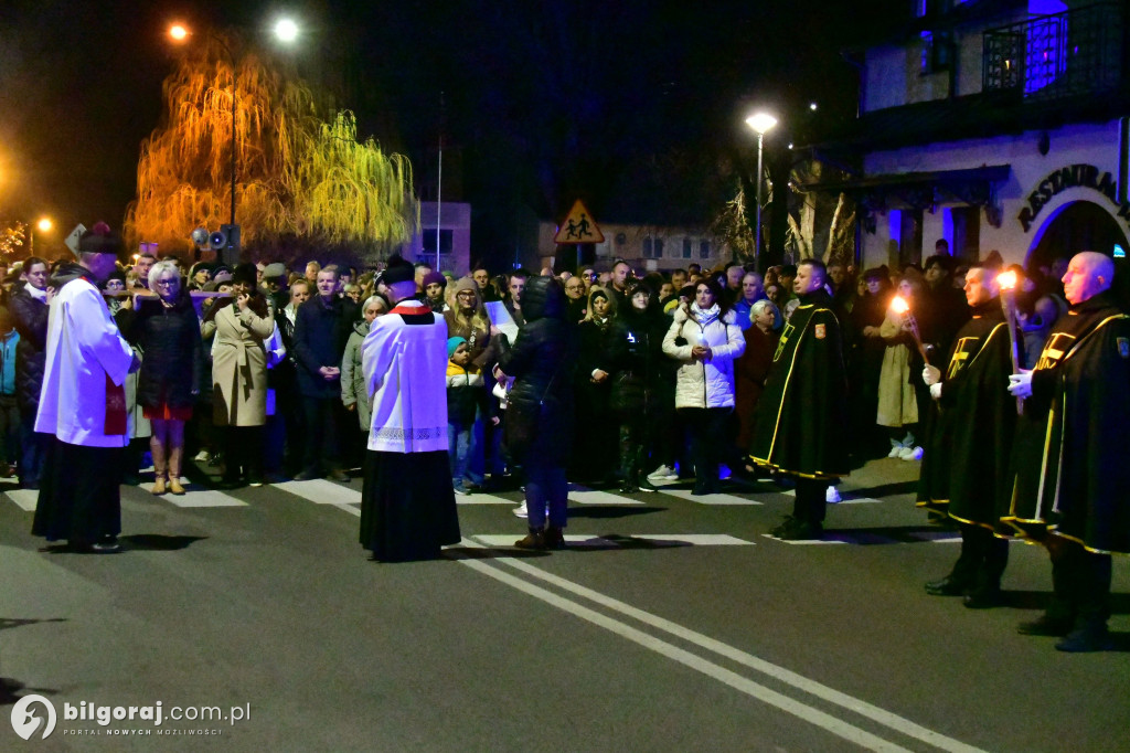 Wspólna modlitwa i śpiew. Relacja z Drogi Krzyżowej w Biłgoraju