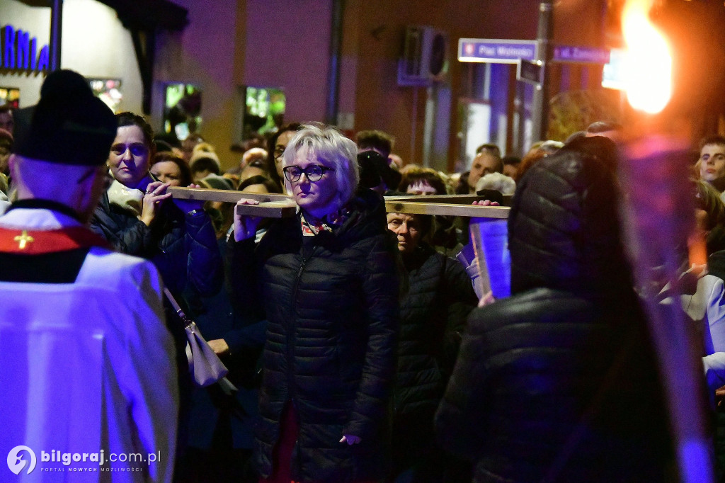 Wspólna modlitwa i śpiew. Relacja z Drogi Krzyżowej w Biłgoraju