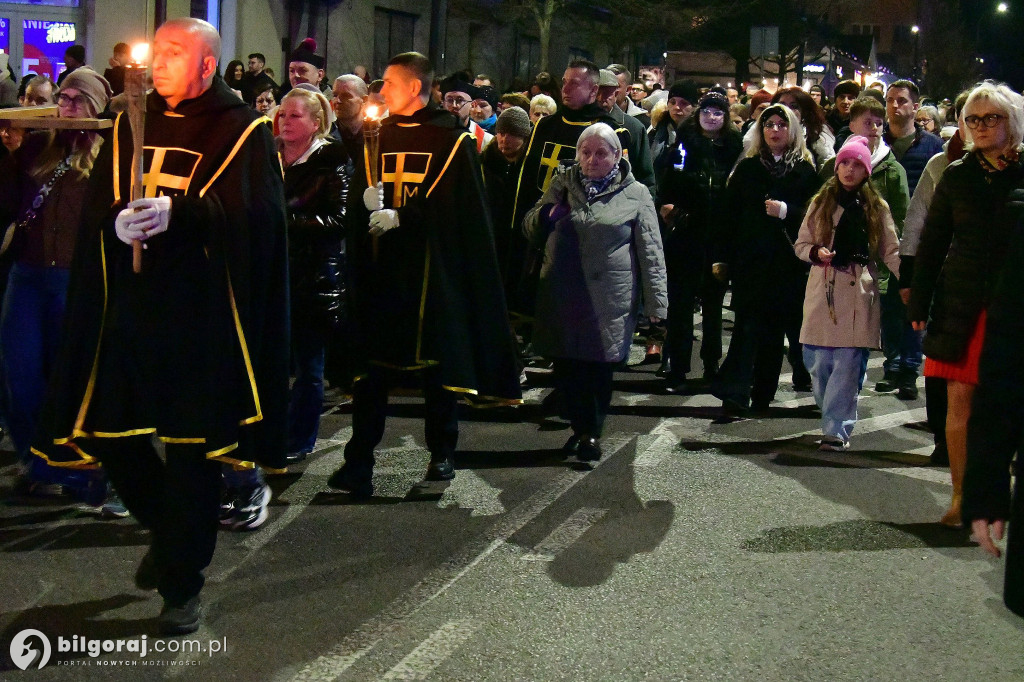 Wspólna modlitwa i śpiew. Relacja z Drogi Krzyżowej w Biłgoraju