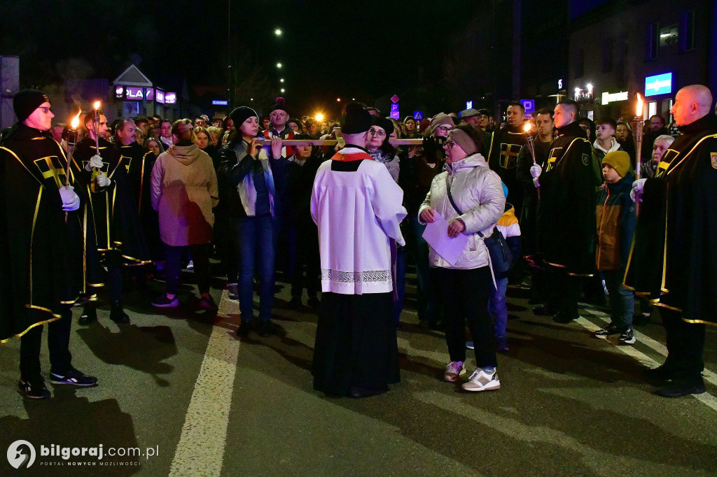 Wspólna modlitwa i śpiew. Relacja z Drogi Krzyżowej w Biłgoraju