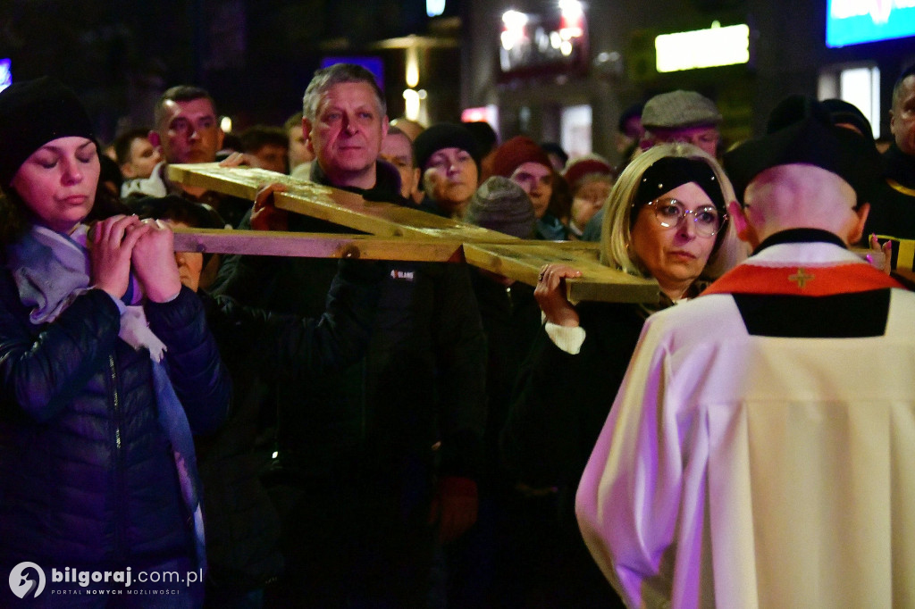 Wspólna modlitwa i śpiew. Relacja z Drogi Krzyżowej w Biłgoraju