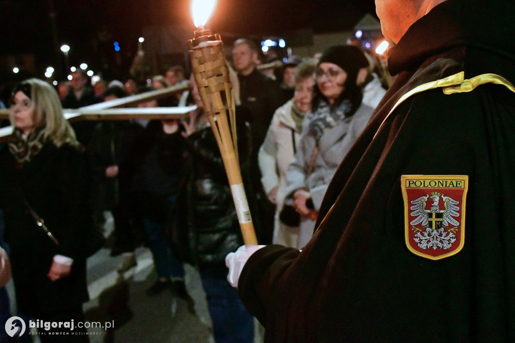 Wspólna modlitwa i śpiew. Relacja z Drogi Krzyżowej w Biłgoraju