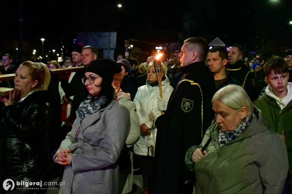 Wspólna modlitwa i śpiew. Relacja z Drogi Krzyżowej w Biłgoraju