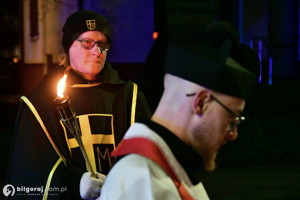 Wspólna modlitwa i śpiew. Relacja z Drogi Krzyżowej w Biłgoraju