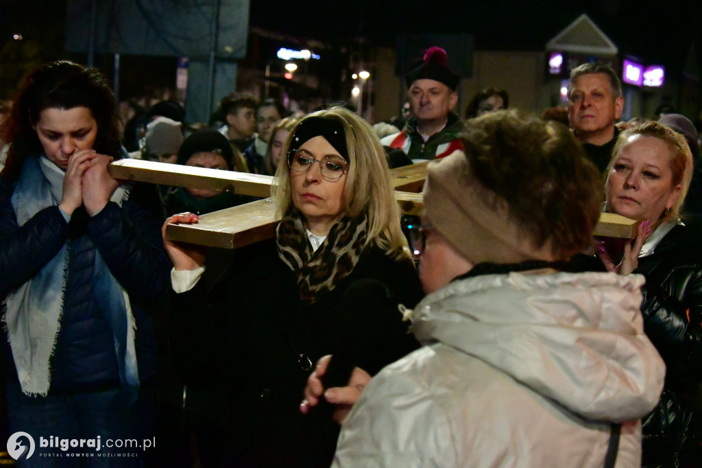 Wspólna modlitwa i śpiew. Relacja z Drogi Krzyżowej w Biłgoraju