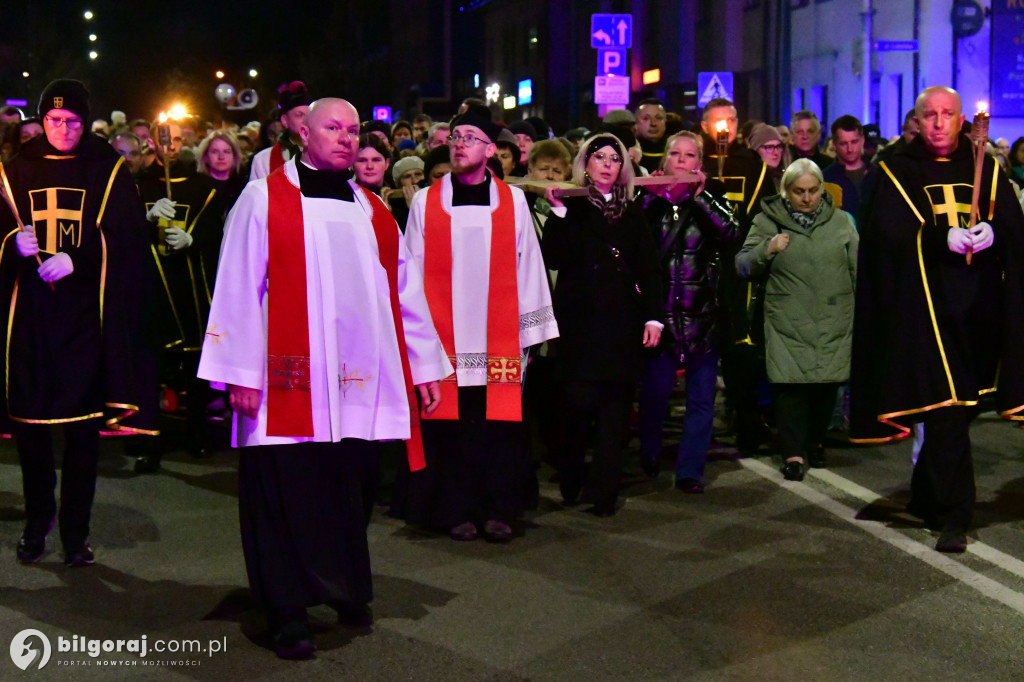 Wspólna modlitwa i śpiew. Relacja z Drogi Krzyżowej w Biłgoraju
