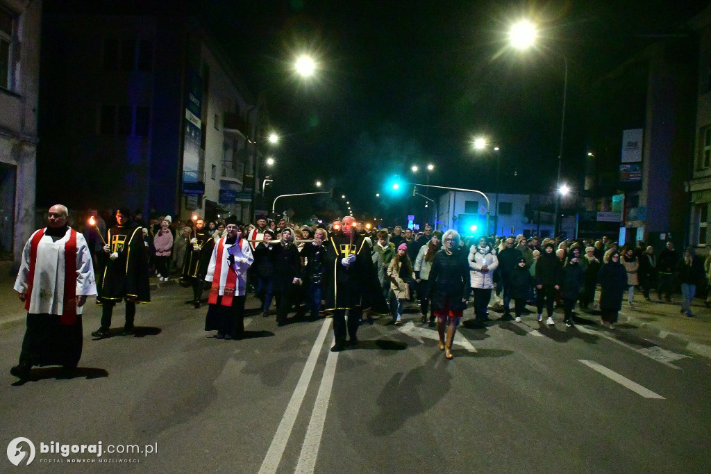 Wspólna modlitwa i śpiew. Relacja z Drogi Krzyżowej w Biłgoraju