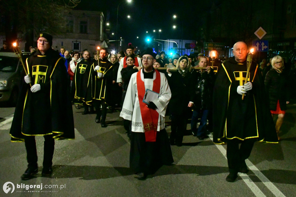 Wspólna modlitwa i śpiew. Relacja z Drogi Krzyżowej w Biłgoraju