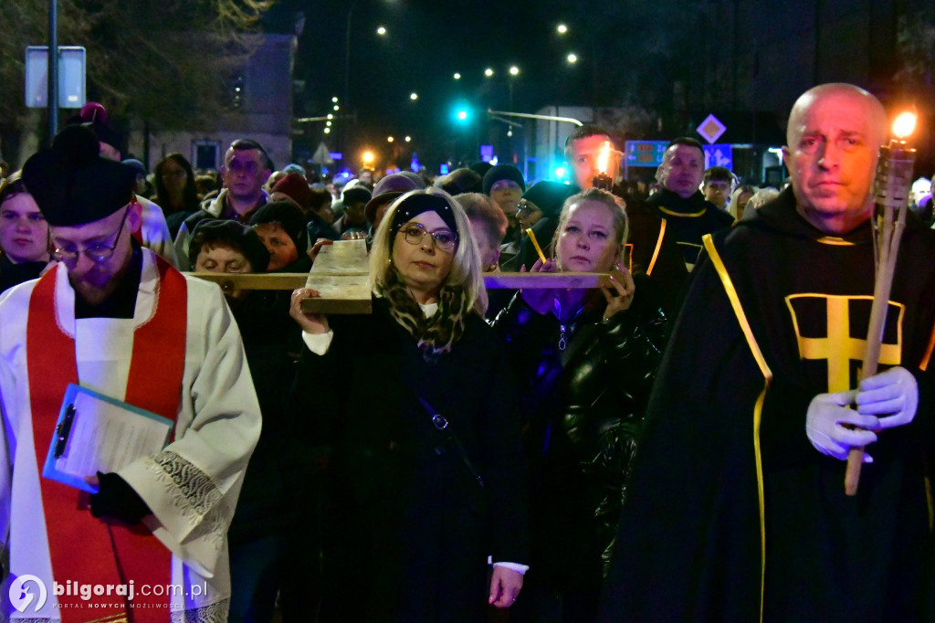 Wspólna modlitwa i śpiew. Relacja z Drogi Krzyżowej w Biłgoraju