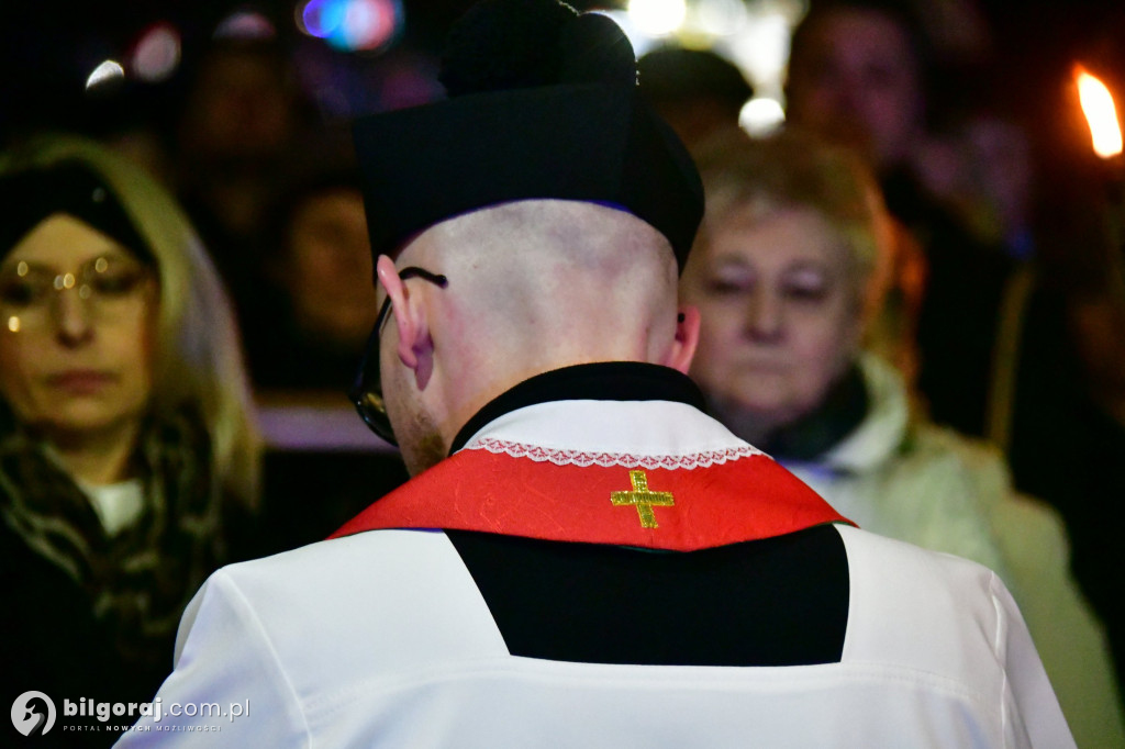 Wspólna modlitwa i śpiew. Relacja z Drogi Krzyżowej w Biłgoraju