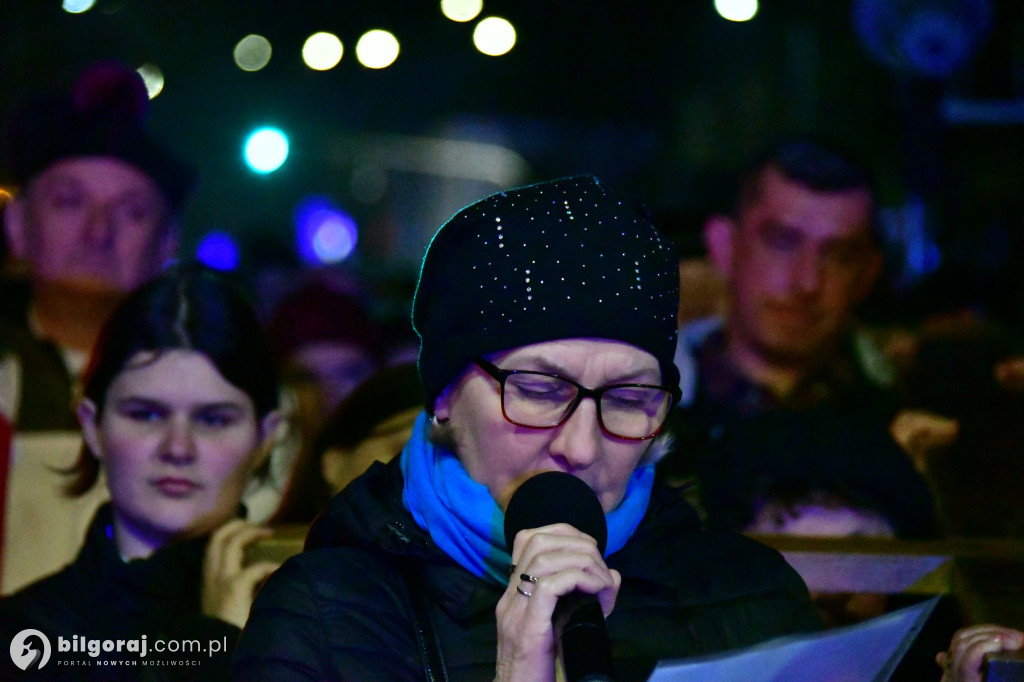 Wspólna modlitwa i śpiew. Relacja z Drogi Krzyżowej w Biłgoraju