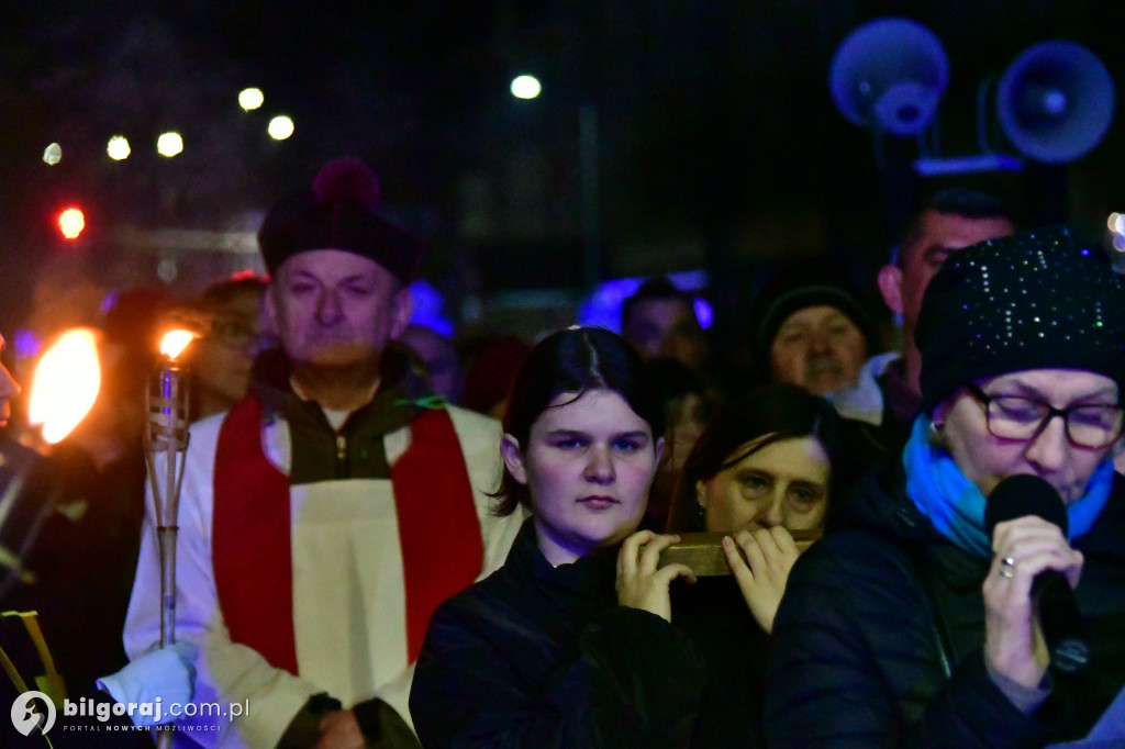 Wspólna modlitwa i śpiew. Relacja z Drogi Krzyżowej w Biłgoraju