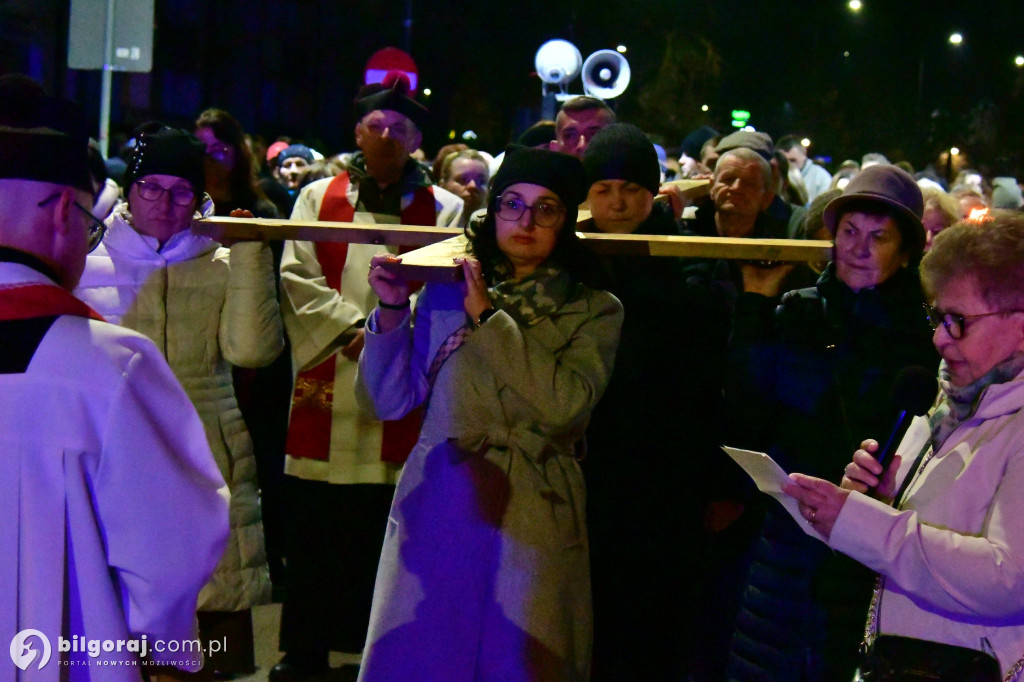 Wspólna modlitwa i śpiew. Relacja z Drogi Krzyżowej w Biłgoraju