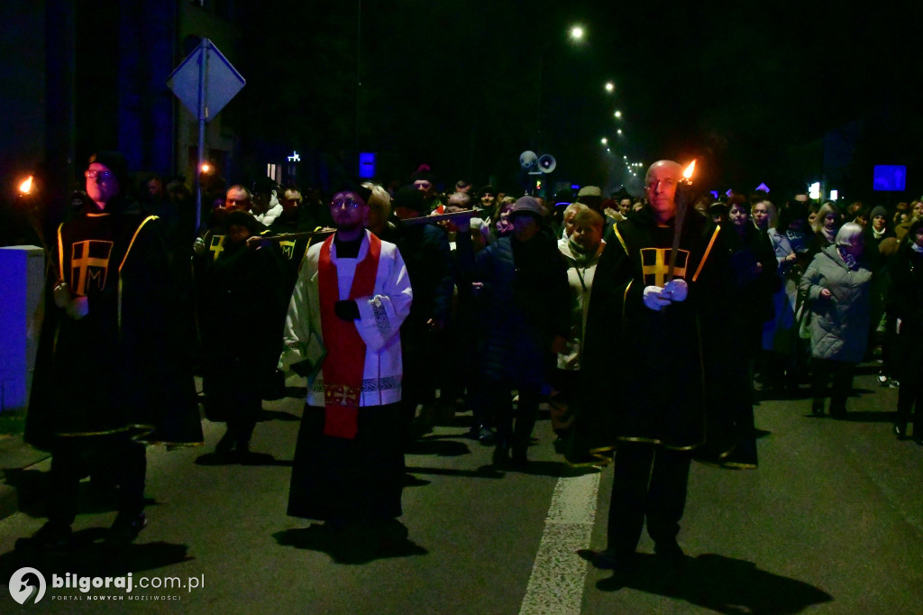 Wspólna modlitwa i śpiew. Relacja z Drogi Krzyżowej w Biłgoraju