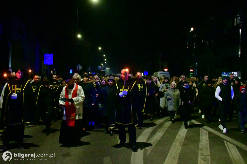 Wspólna modlitwa i śpiew. Relacja z Drogi Krzyżowej w Biłgoraju