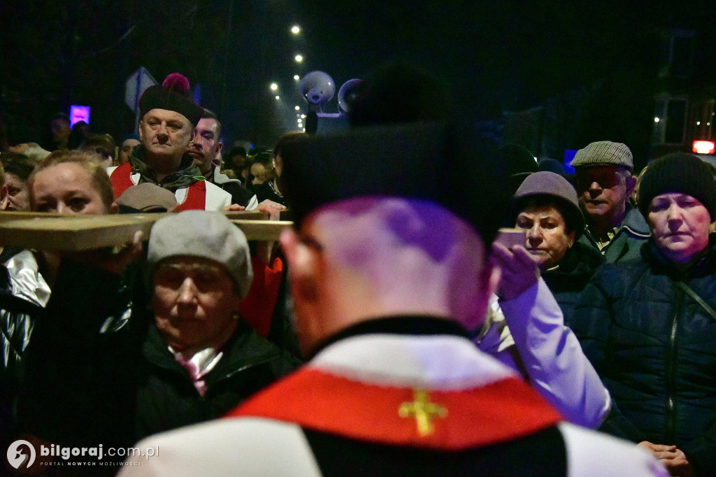 Wspólna modlitwa i śpiew. Relacja z Drogi Krzyżowej w Biłgoraju