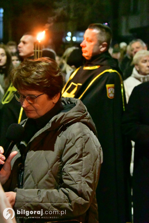 Wspólna modlitwa i śpiew. Relacja z Drogi Krzyżowej w Biłgoraju