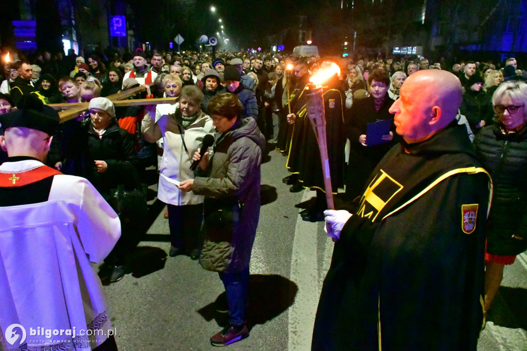 Wspólna modlitwa i śpiew. Relacja z Drogi Krzyżowej w Biłgoraju