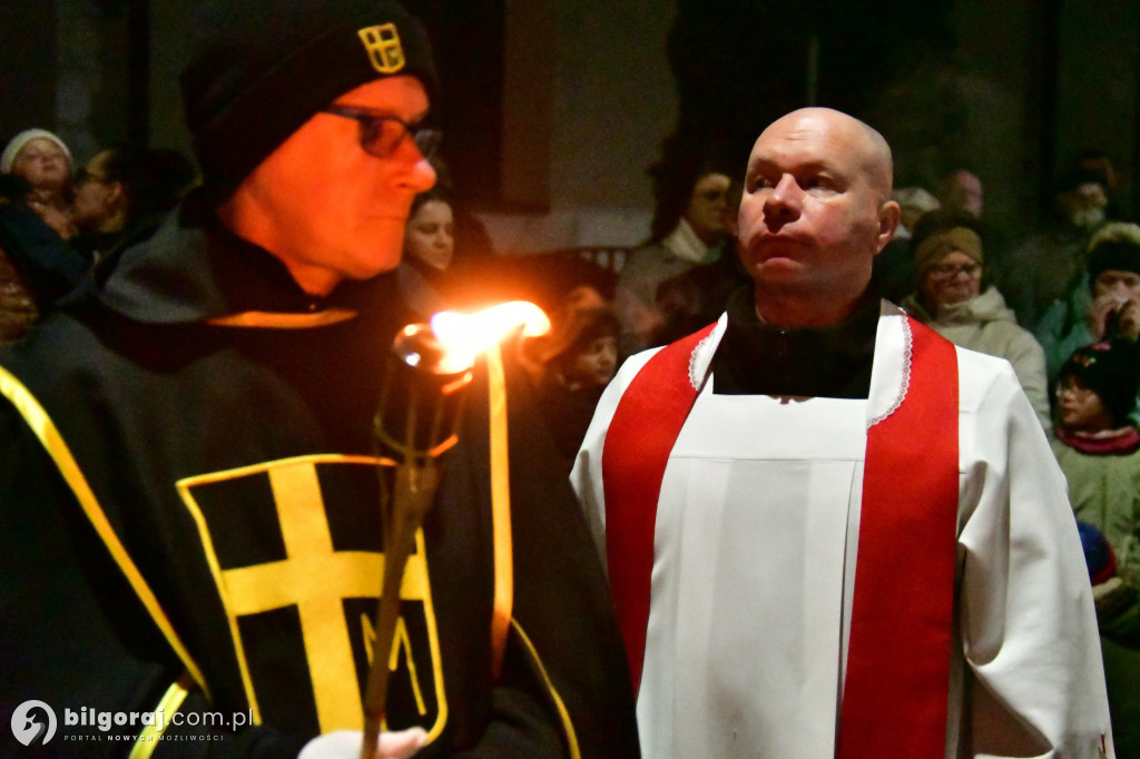 Wspólna modlitwa i śpiew. Relacja z Drogi Krzyżowej w Biłgoraju