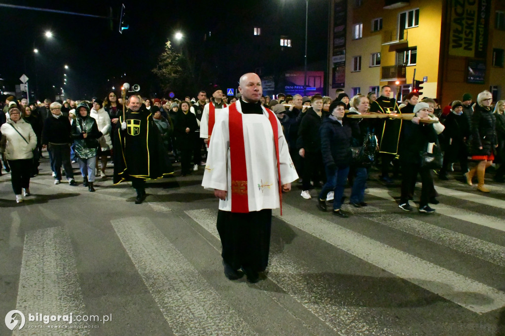 Wspólna modlitwa i śpiew. Relacja z Drogi Krzyżowej w Biłgoraju
