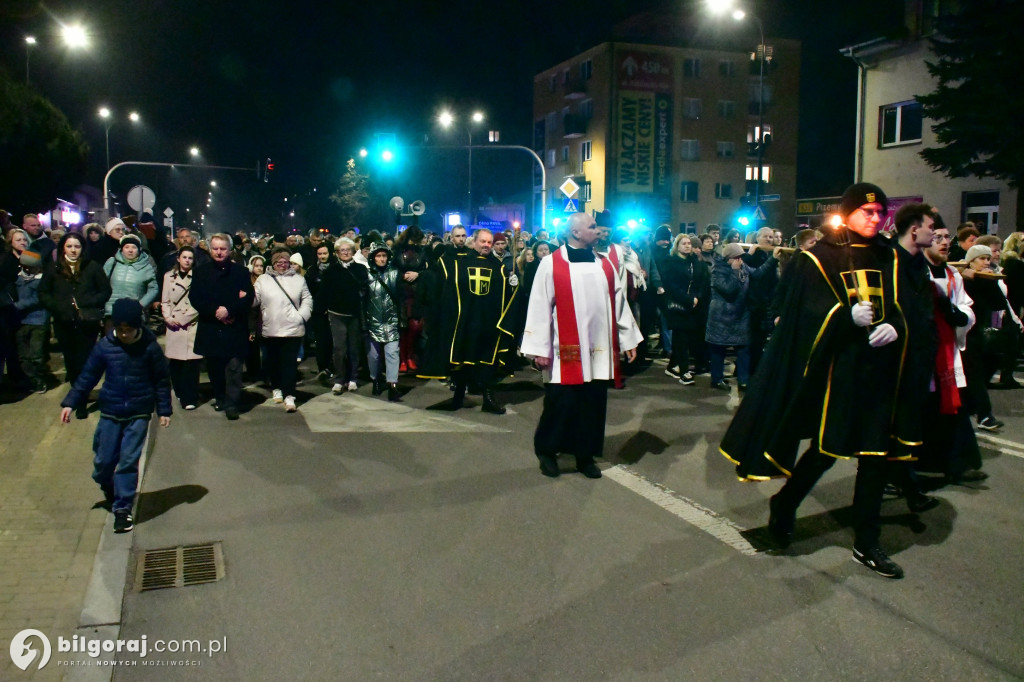Wspólna modlitwa i śpiew. Relacja z Drogi Krzyżowej w Biłgoraju