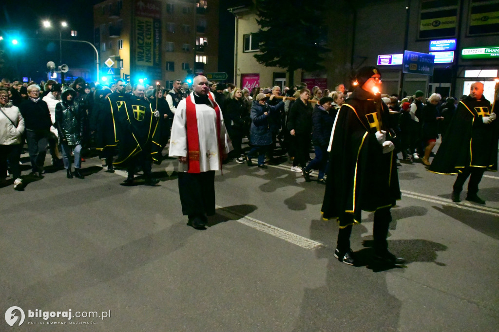 Wspólna modlitwa i śpiew. Relacja z Drogi Krzyżowej w Biłgoraju