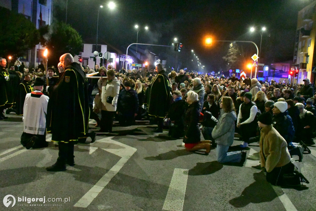 Wspólna modlitwa i śpiew. Relacja z Drogi Krzyżowej w Biłgoraju