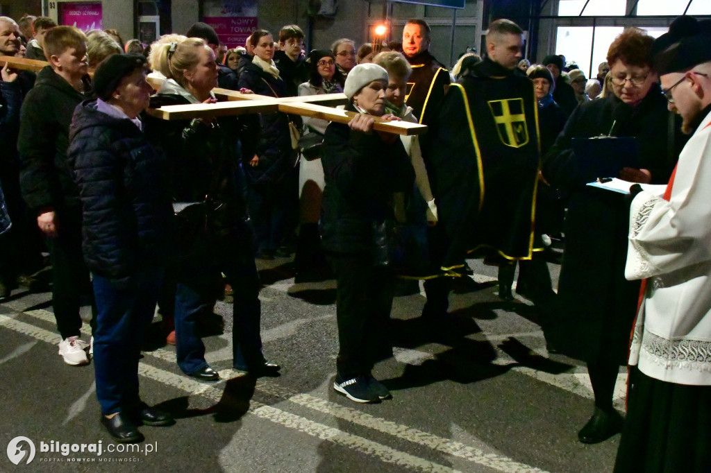 Wspólna modlitwa i śpiew. Relacja z Drogi Krzyżowej w Biłgoraju