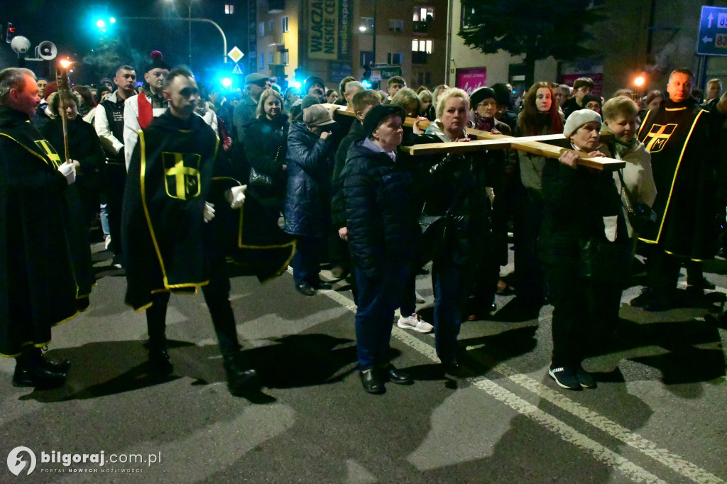 Wspólna modlitwa i śpiew. Relacja z Drogi Krzyżowej w Biłgoraju