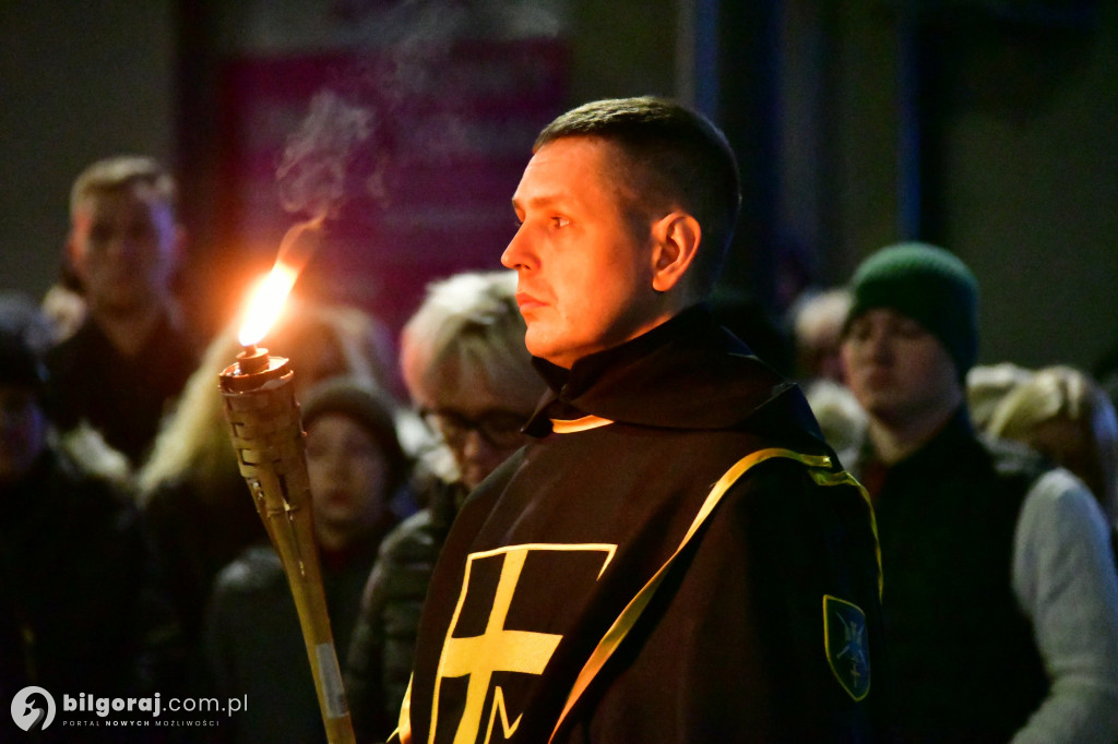 Wspólna modlitwa i śpiew. Relacja z Drogi Krzyżowej w Biłgoraju