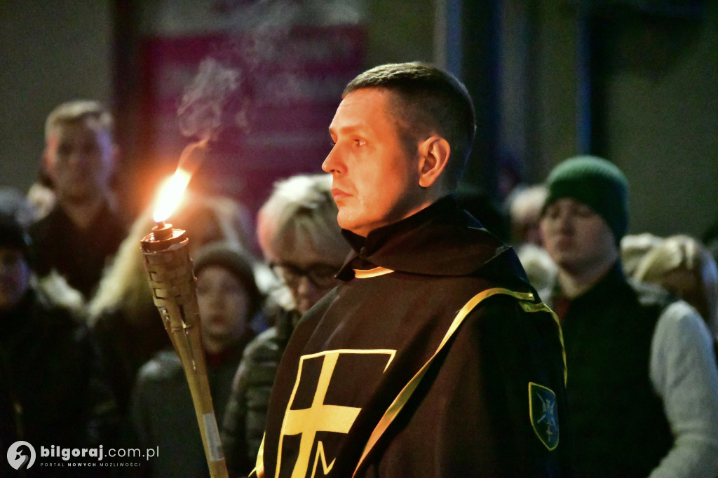 Wspólna modlitwa i śpiew. Relacja z Drogi Krzyżowej w Biłgoraju