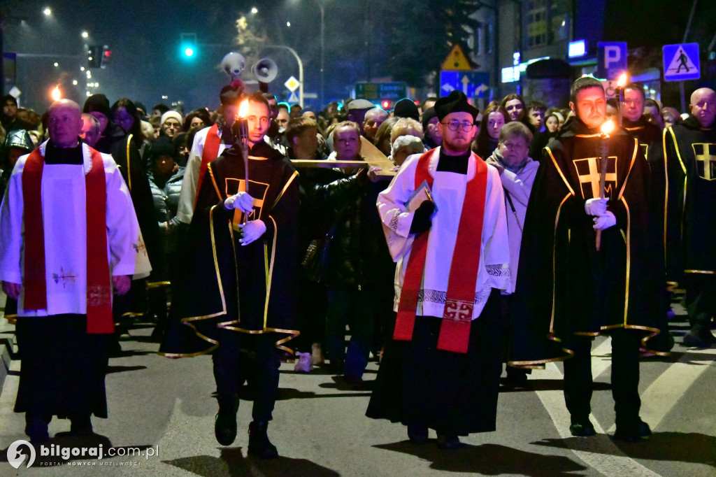 Wspólna modlitwa i śpiew. Relacja z Drogi Krzyżowej w Biłgoraju