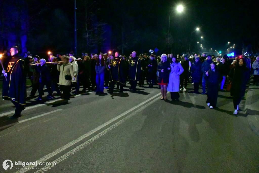 Wspólna modlitwa i śpiew. Relacja z Drogi Krzyżowej w Biłgoraju