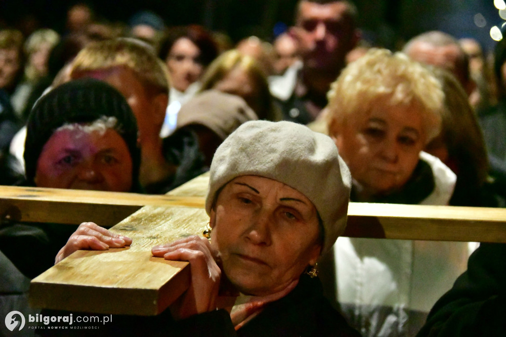 Wspólna modlitwa i śpiew. Relacja z Drogi Krzyżowej w Biłgoraju