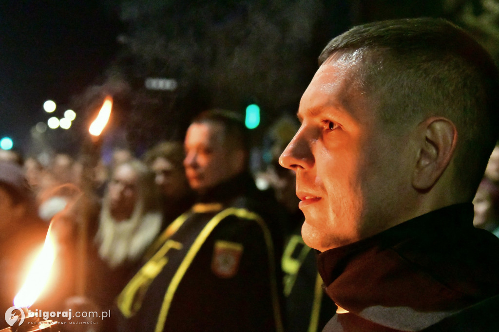 Wspólna modlitwa i śpiew. Relacja z Drogi Krzyżowej w Biłgoraju