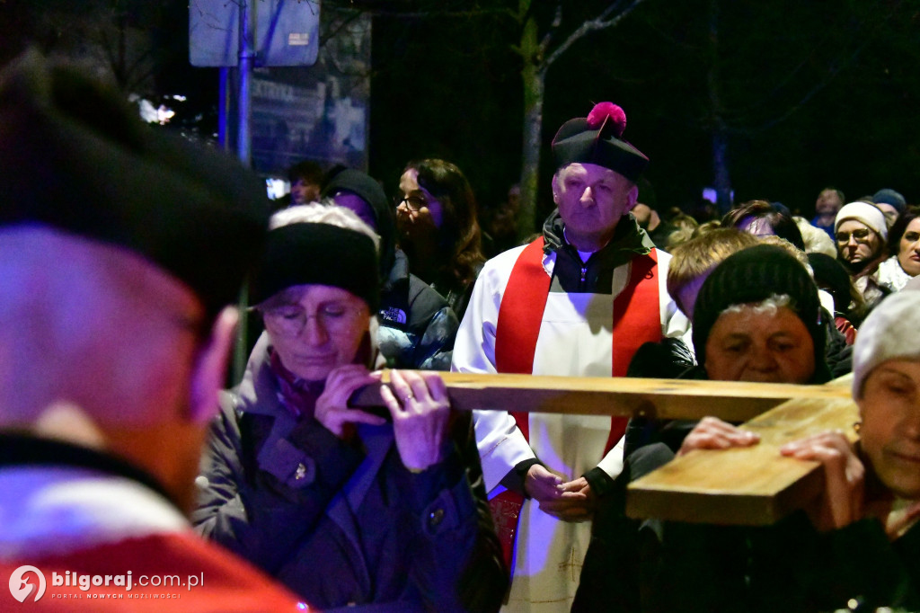 Wspólna modlitwa i śpiew. Relacja z Drogi Krzyżowej w Biłgoraju