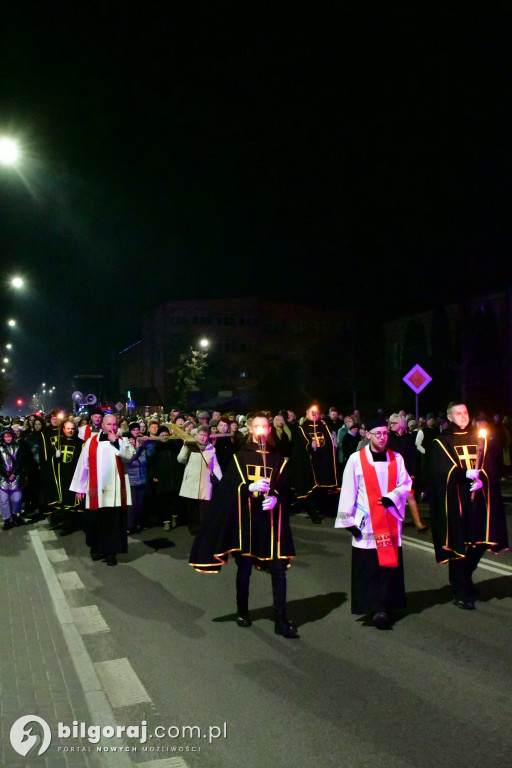 Wspólna modlitwa i śpiew. Relacja z Drogi Krzyżowej w Biłgoraju