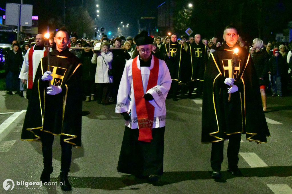 Wspólna modlitwa i śpiew. Relacja z Drogi Krzyżowej w Biłgoraju