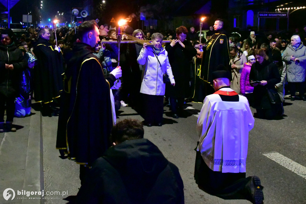 Wspólna modlitwa i śpiew. Relacja z Drogi Krzyżowej w Biłgoraju