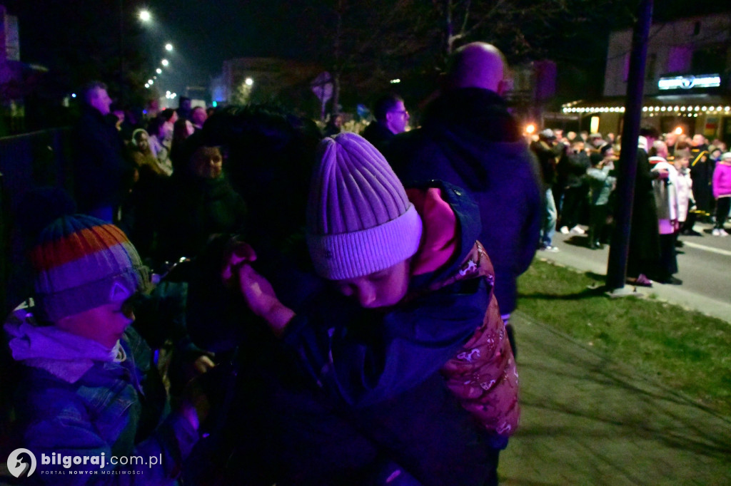 Wspólna modlitwa i śpiew. Relacja z Drogi Krzyżowej w Biłgoraju