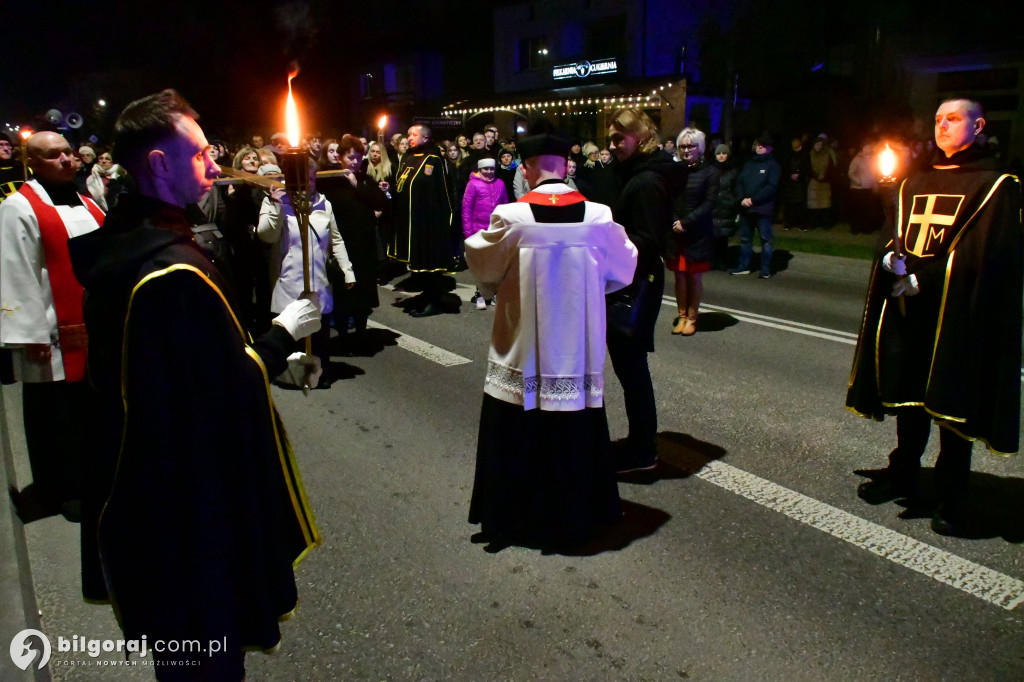 Wspólna modlitwa i śpiew. Relacja z Drogi Krzyżowej w Biłgoraju