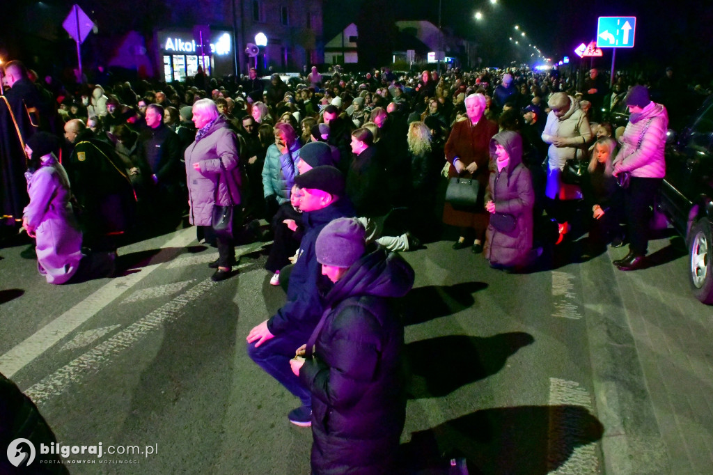 Wspólna modlitwa i śpiew. Relacja z Drogi Krzyżowej w Biłgoraju