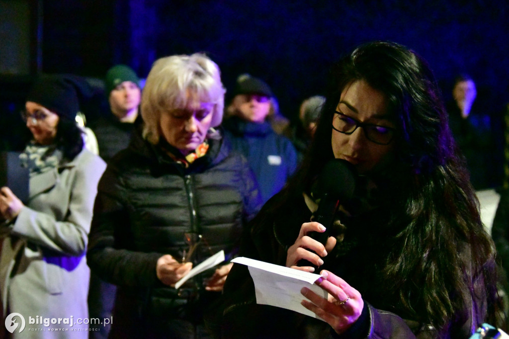 Wspólna modlitwa i śpiew. Relacja z Drogi Krzyżowej w Biłgoraju