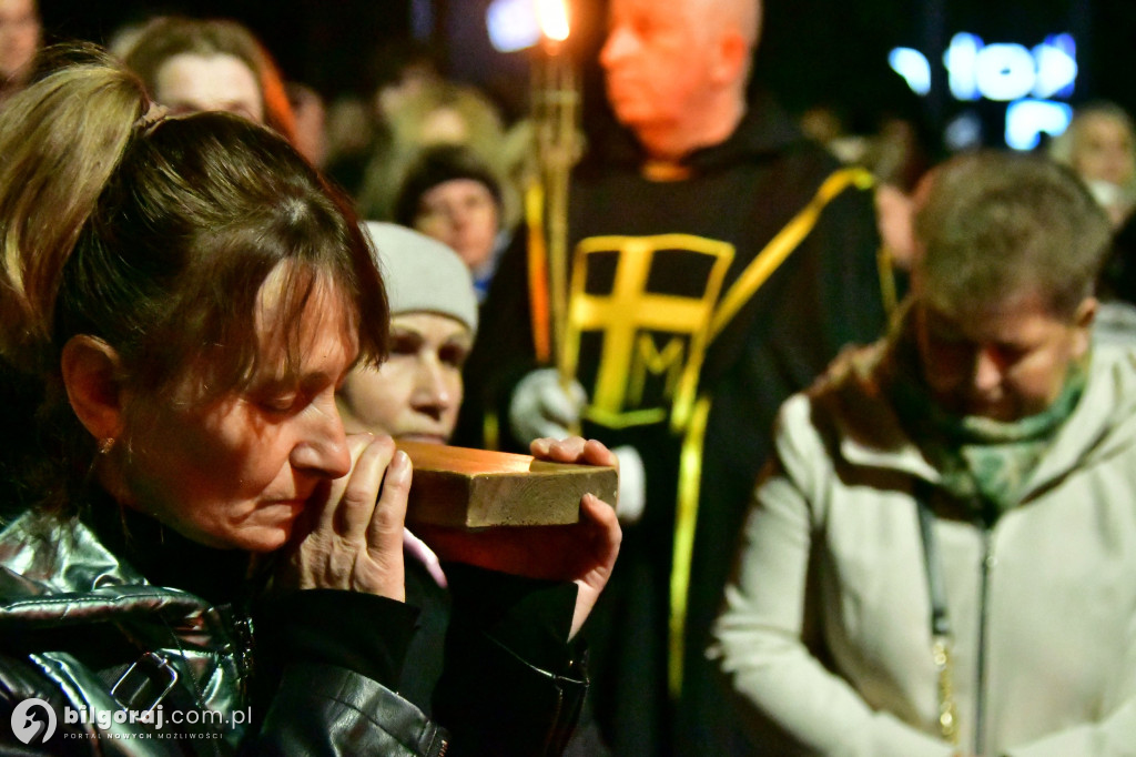 Wspólna modlitwa i śpiew. Relacja z Drogi Krzyżowej w Biłgoraju