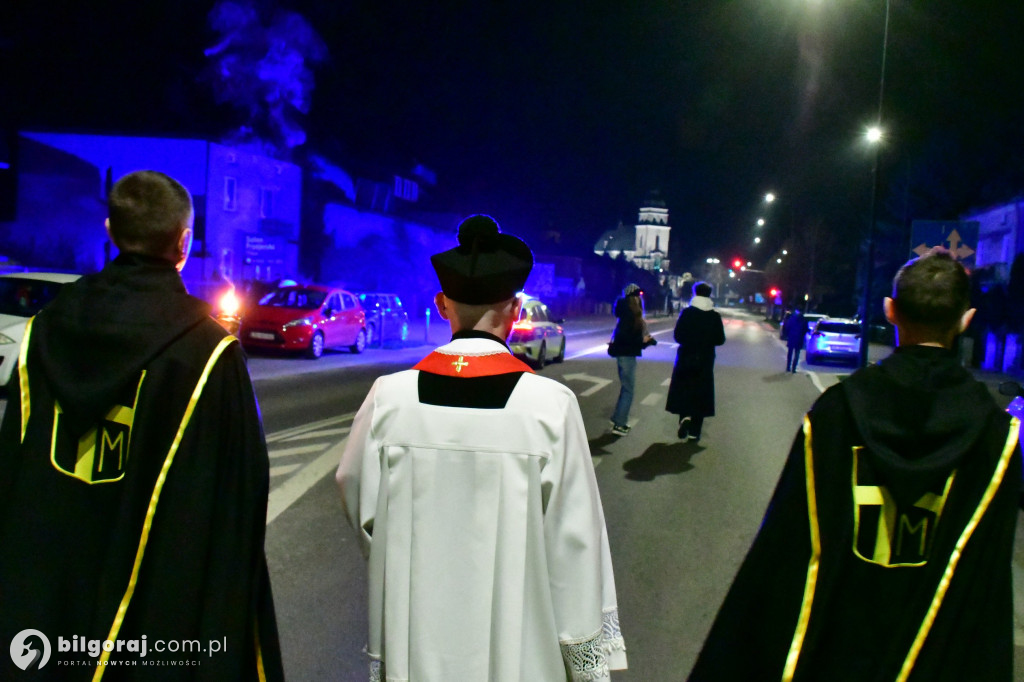 Wspólna modlitwa i śpiew. Relacja z Drogi Krzyżowej w Biłgoraju