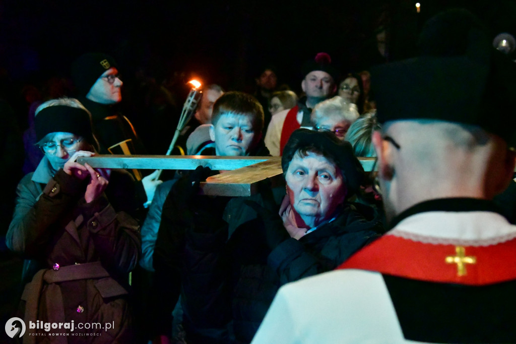 Wspólna modlitwa i śpiew. Relacja z Drogi Krzyżowej w Biłgoraju