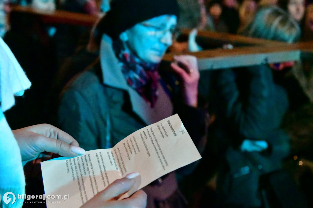 Wspólna modlitwa i śpiew. Relacja z Drogi Krzyżowej w Biłgoraju