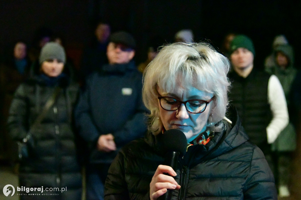 Wspólna modlitwa i śpiew. Relacja z Drogi Krzyżowej w Biłgoraju